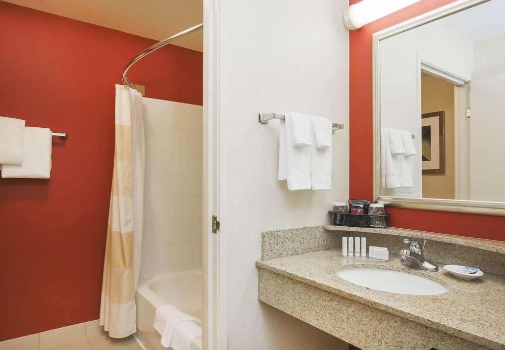 Отель Courtyard By Marriott Salinas Monterey Экстерьер фото
