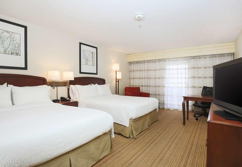 Отель Courtyard By Marriott Salinas Monterey Экстерьер фото