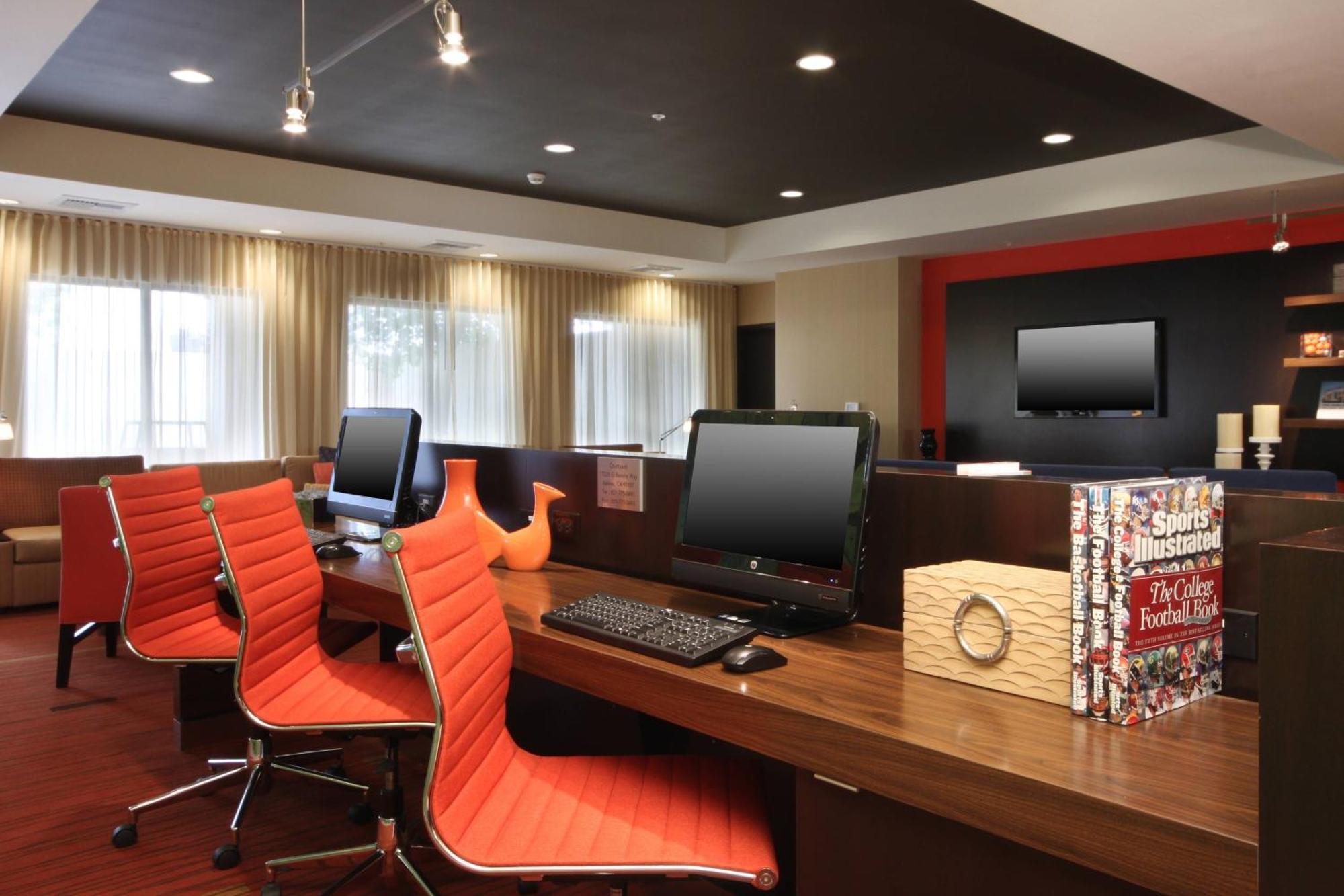 Отель Courtyard By Marriott Salinas Monterey Экстерьер фото