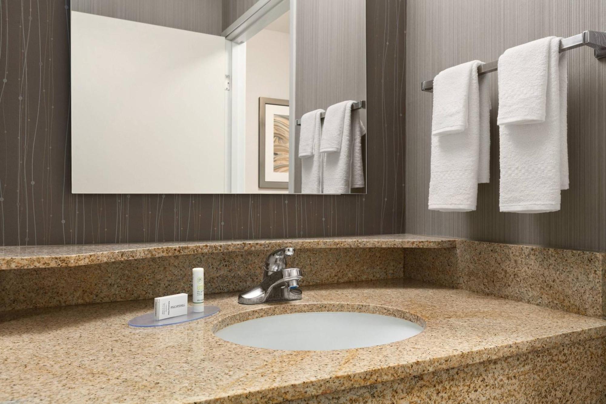 Отель Courtyard By Marriott Salinas Monterey Экстерьер фото