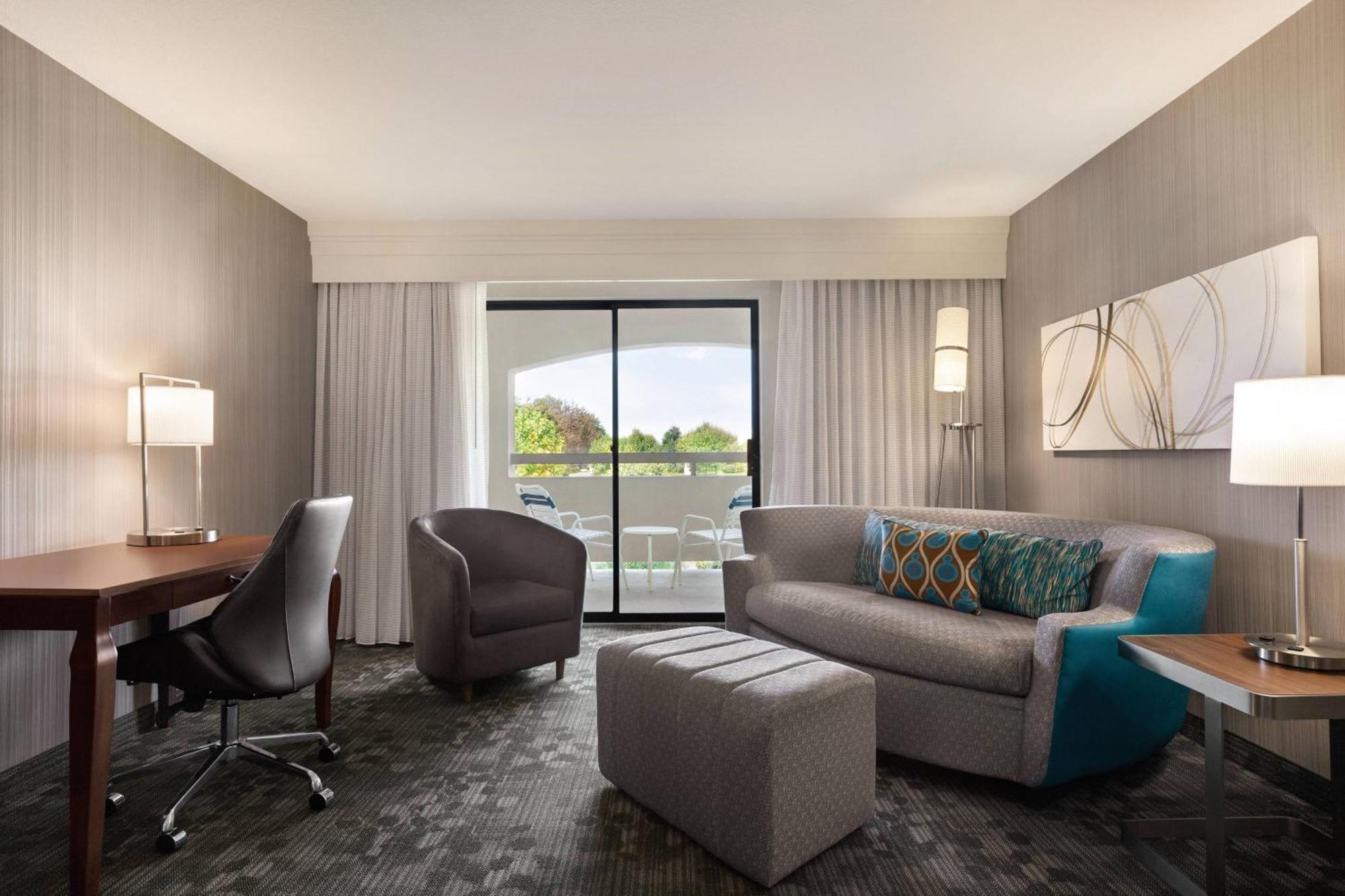 Отель Courtyard By Marriott Salinas Monterey Экстерьер фото