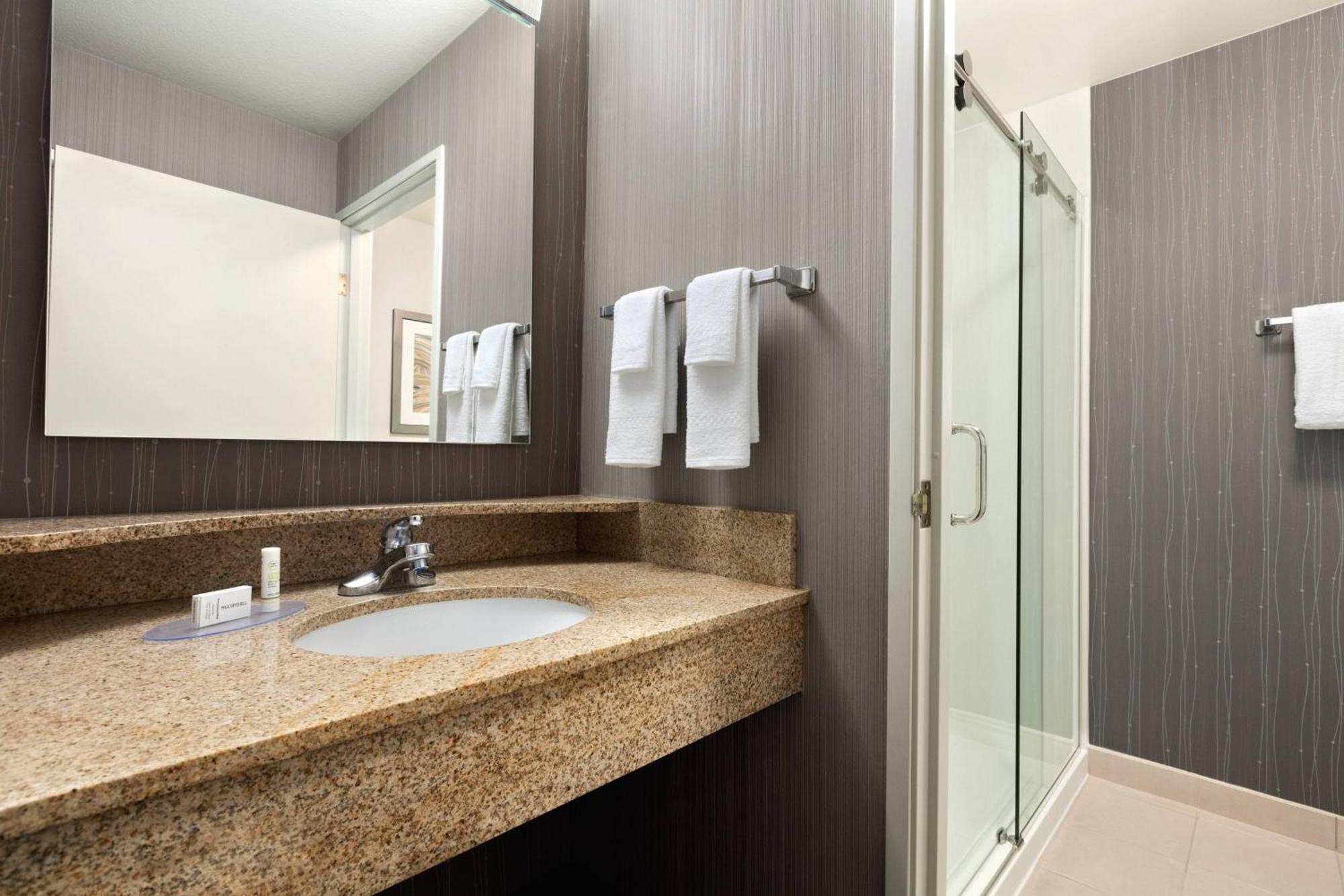 Отель Courtyard By Marriott Salinas Monterey Экстерьер фото