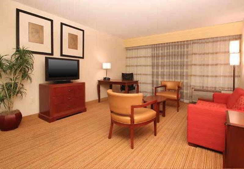 Отель Courtyard By Marriott Salinas Monterey Экстерьер фото